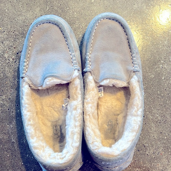Ugg Ansley Color: Light Grey size 8 - Picture 2 of 13